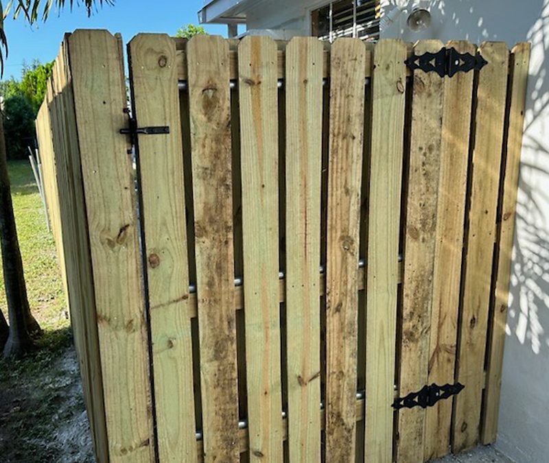 Wood Fence Installation – Shadowbox Wood Fence – Hollywood, FL – Broward County, FL – Free Estimates