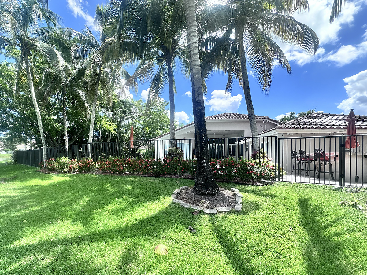 Bronze Mechanical Aluminum Fence in Weston